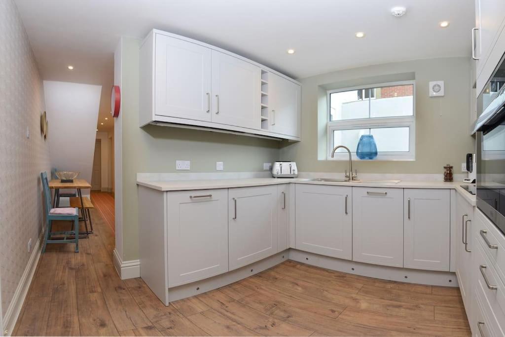 Apartment West With Free Parking Whitby Extérieur photo