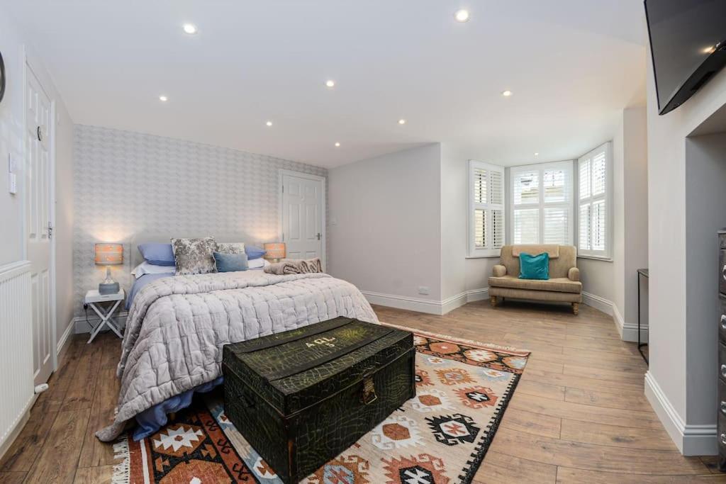 Apartment West With Free Parking Whitby Extérieur photo