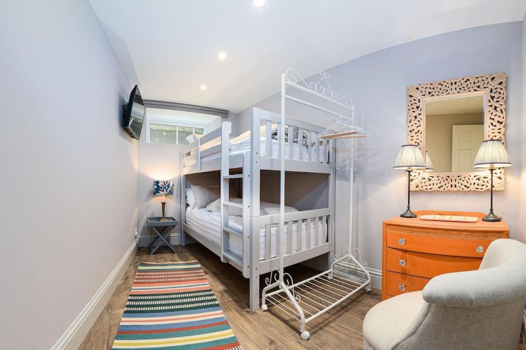 Apartment West With Free Parking Whitby Extérieur photo