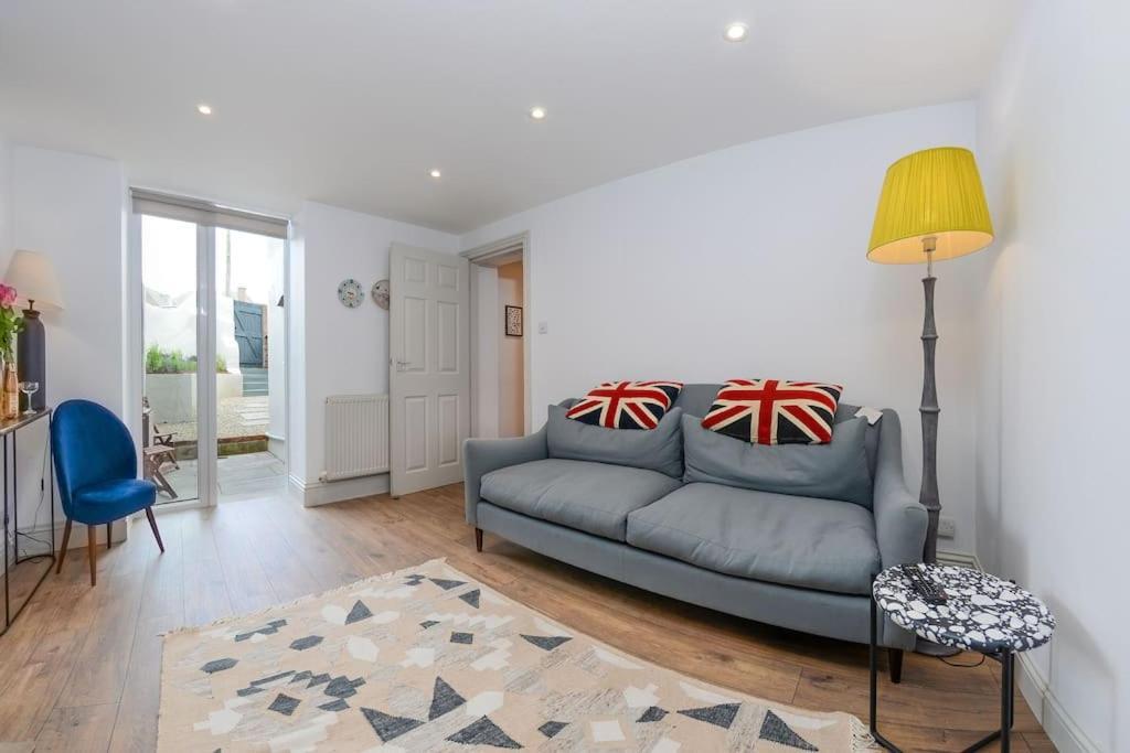 Apartment West With Free Parking Whitby Extérieur photo
