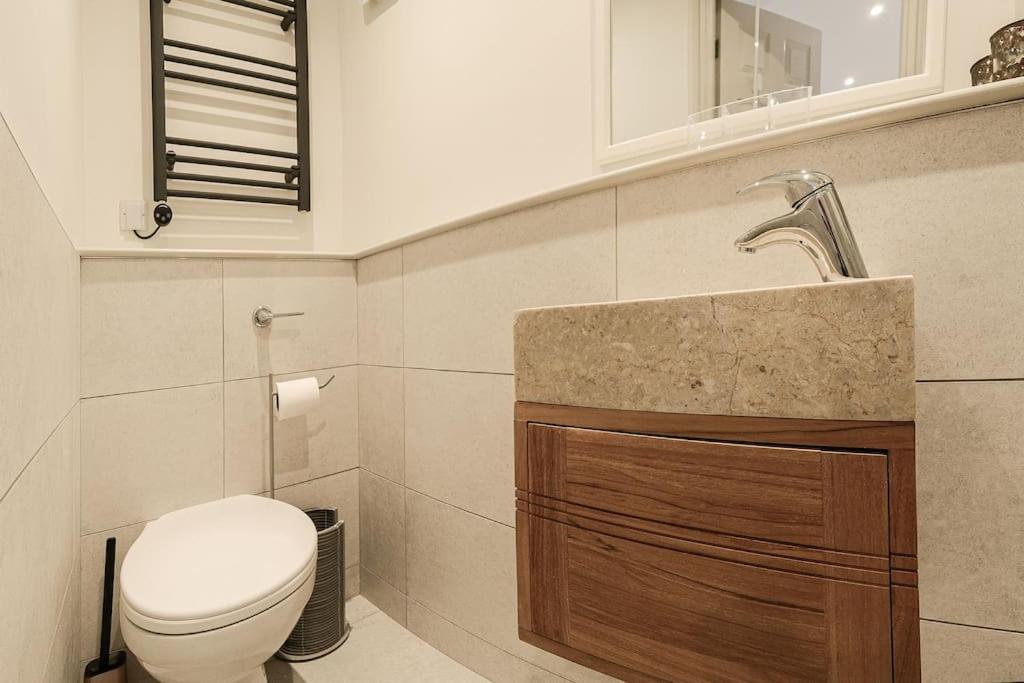 Apartment West With Free Parking Whitby Extérieur photo