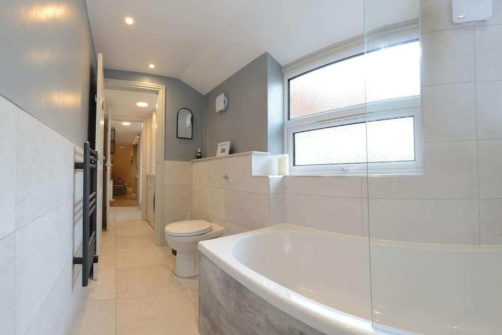 Apartment West With Free Parking Whitby Extérieur photo