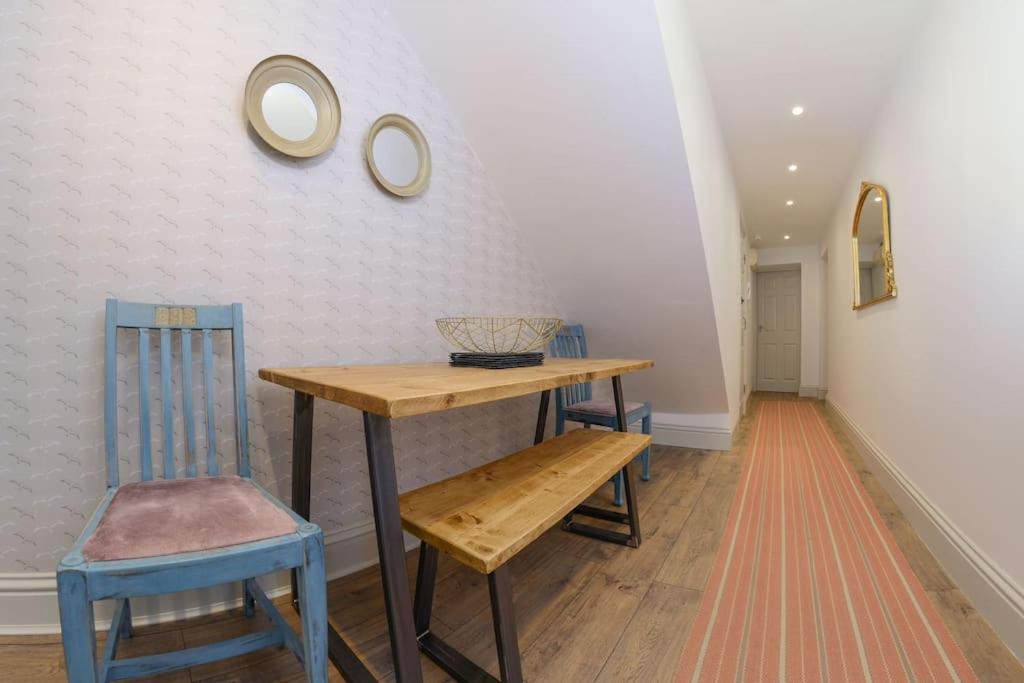 Apartment West With Free Parking Whitby Extérieur photo