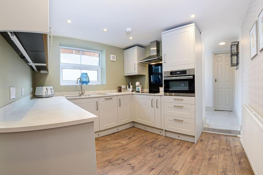 Apartment West With Free Parking Whitby Extérieur photo