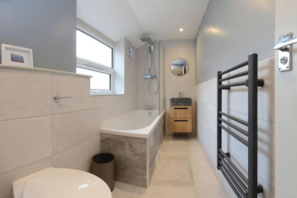 Apartment West With Free Parking Whitby Extérieur photo
