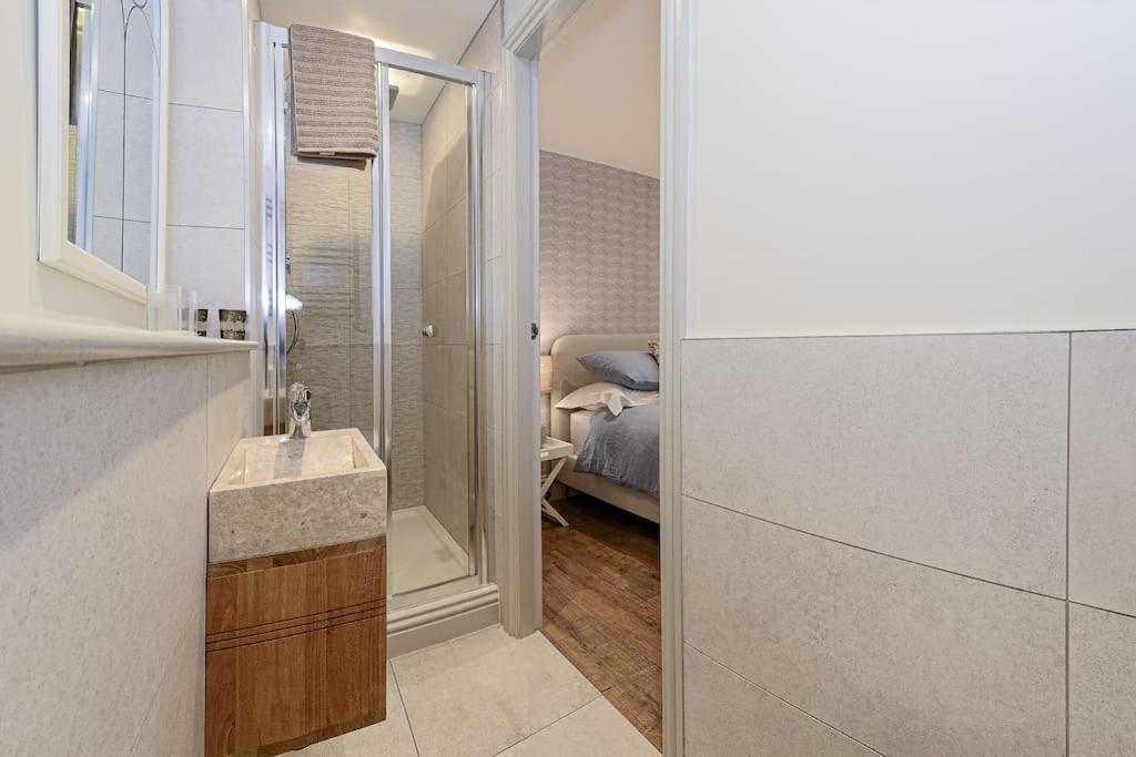 Apartment West With Free Parking Whitby Extérieur photo